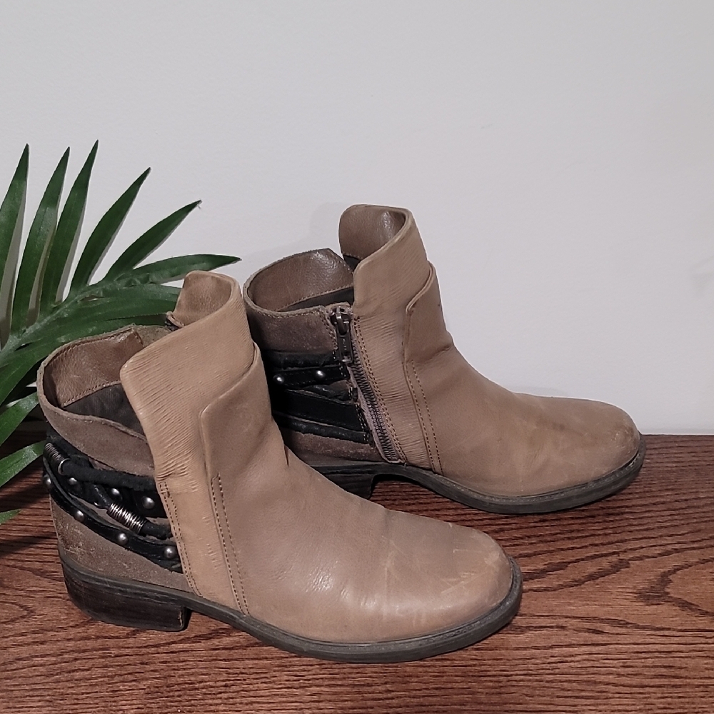 ❄️❄️❤️OTBT Tan Leather Ankle Boots with Chunky Heel and Zipper Sz8 Womens